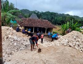 GOTONG ROYONG PADUKUHAN PURWOREJO DALAM PENGURUKAN DI SEKITAR BALAI PADUKUHAN